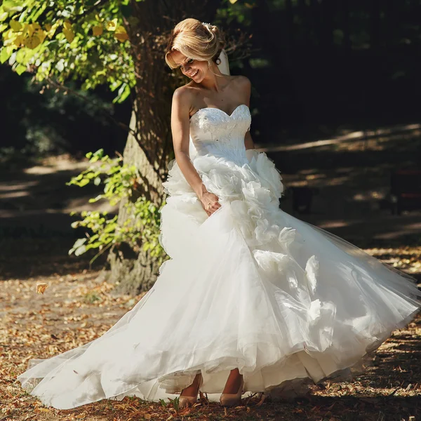 Splendida sposa bionda in posa nel parco — Foto Stock