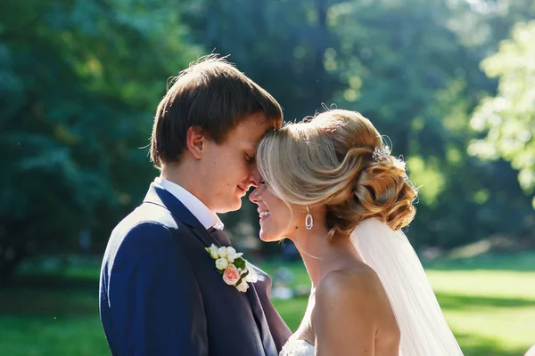 Glada romantiska par nygifta — Stockfoto