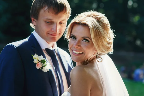 Casal romântico alegre de recém-casados — Fotografia de Stock