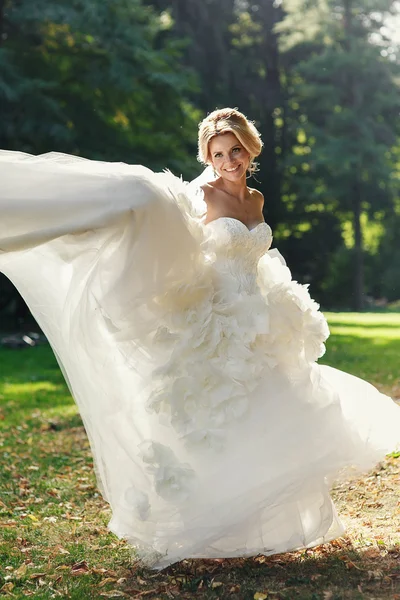 Joyeux mariée dansant dans le parc — Photo