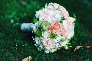 Güzel taze gül buket düğün