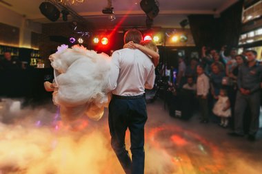 Dans mutlu şık yeni evliler