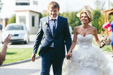 yürüyüş neşeli yeni evliler