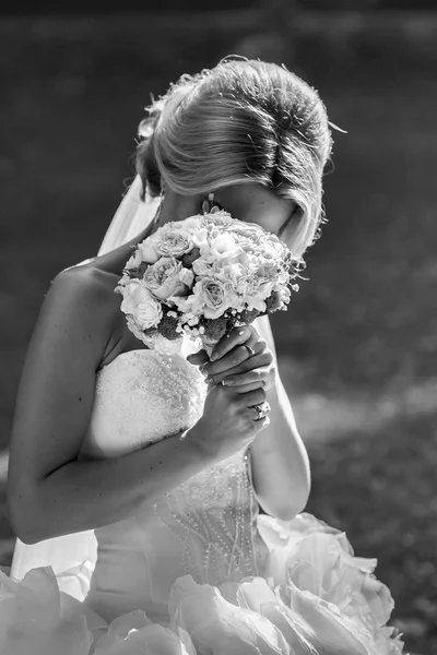 Beautiful emotional blonde bride — Stock Photo, Image