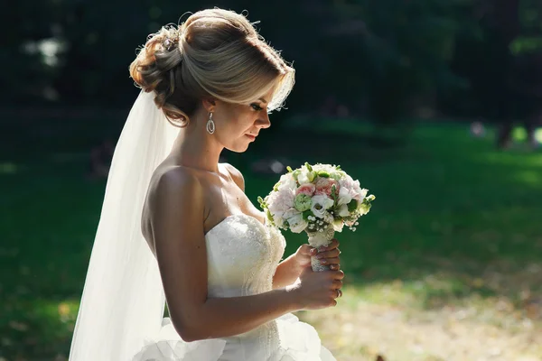 Érzelmi a gyönyörű szőke menyasszony — Stock Fotó