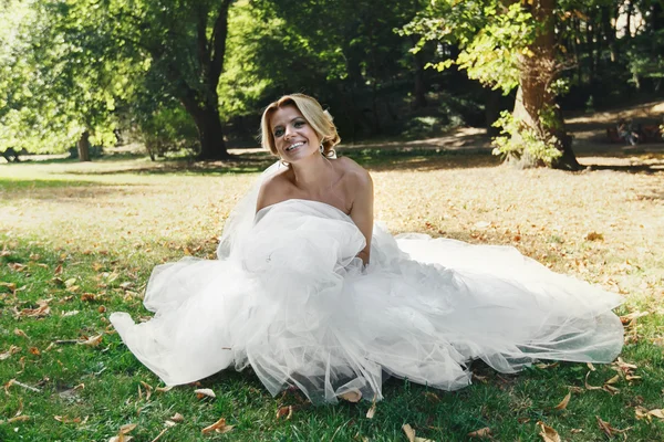 Красивая чувственная блондинка невеста — стоковое фото