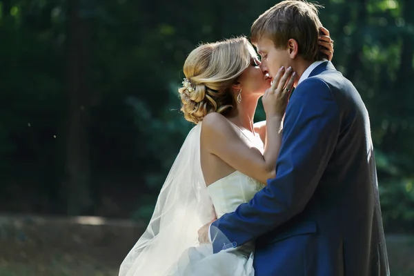 Романтична молода пара цілується в парку — стокове фото