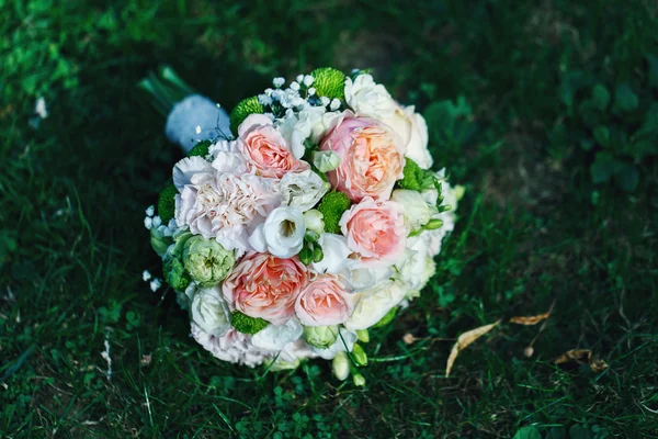 Belo buquê de casamento de rosas frescas — Fotografia de Stock