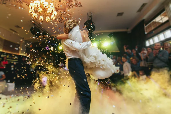 Feliz baile de recién casados con estilo —  Fotos de Stock