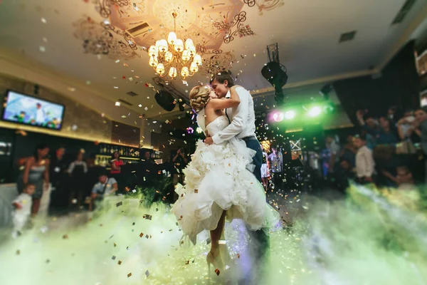 Feliz baile de recién casados con estilo — Foto de Stock