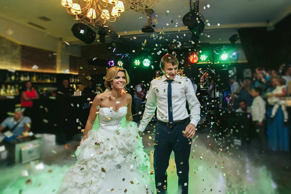 Feliz baile de recién casados con estilo — Foto de Stock