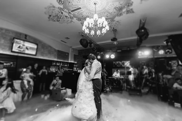 Feliz elegante recém-casados beijando na recepção — Fotografia de Stock