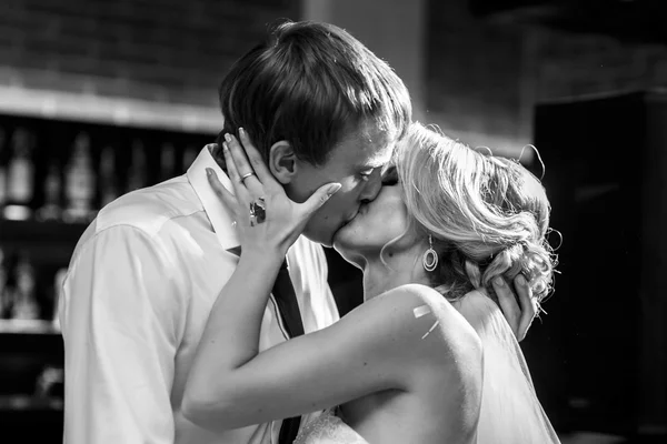 Happy eleganta nygifta kysser — Stockfoto