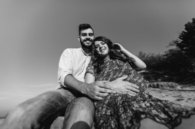 Yakışıklı adam ve hamile güzel kadın