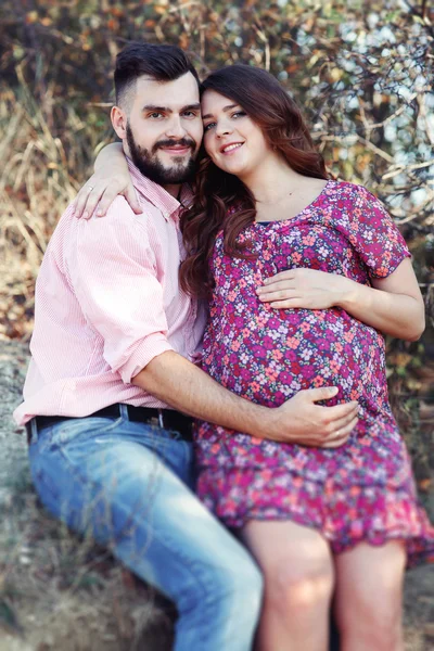 Feliz casal bonito sentado na floresta — Fotografia de Stock