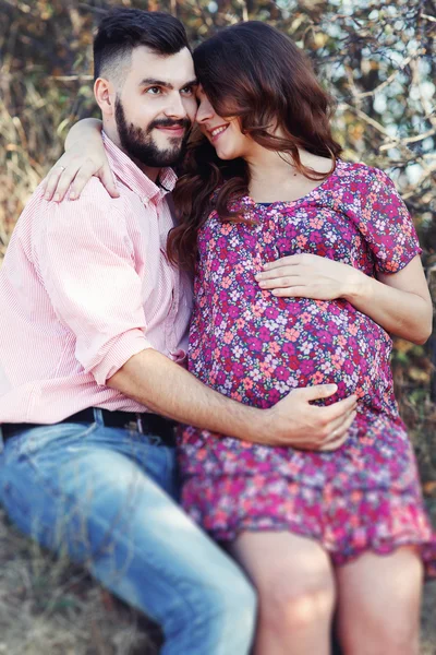 Feliz casal bonito sentado na floresta — Fotografia de Stock