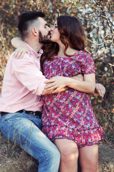 Glückliches schönes Paar küsst sich im Wald — Stockfoto