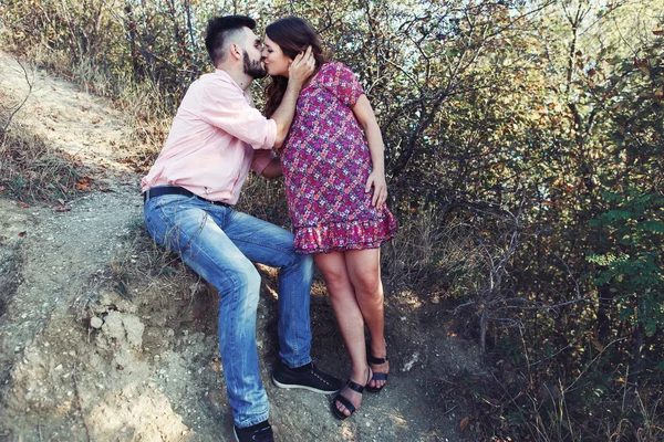 Felice bella coppia baciare nella foresta — Foto Stock