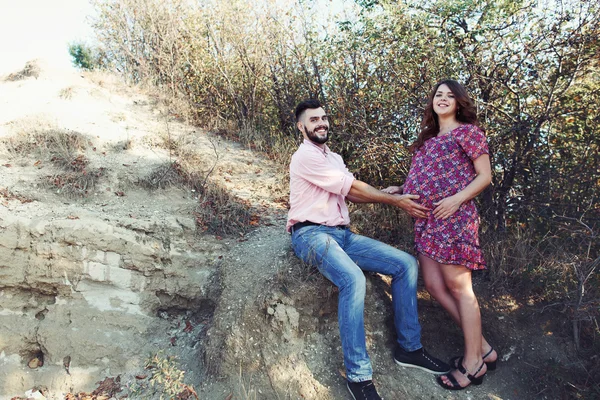 Marido tocando barriga da esposa grávida — Fotografia de Stock