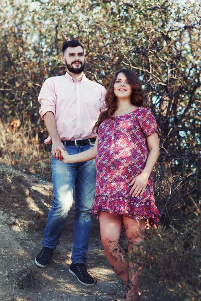 怀孕美丽的女人和英俊的男人 — 图库照片