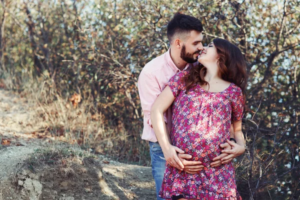 Hombre feliz abrazando a la mujer embarazada — Foto de Stock