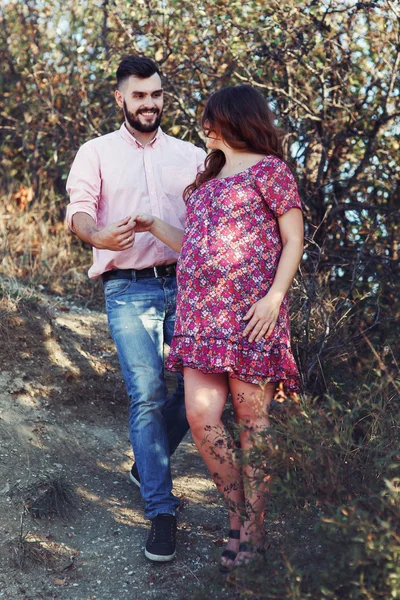 Mulher bonita grávida e homem bonito — Fotografia de Stock