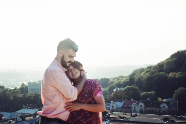 Bonito homem e mulher grávida posando — Fotografia de Stock