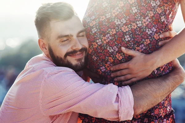 mutlu adam dinleyen karısının hamile göbek