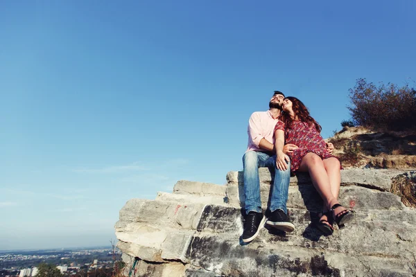 Hombre guapo y embarazada hermosa mujer — Foto de Stock