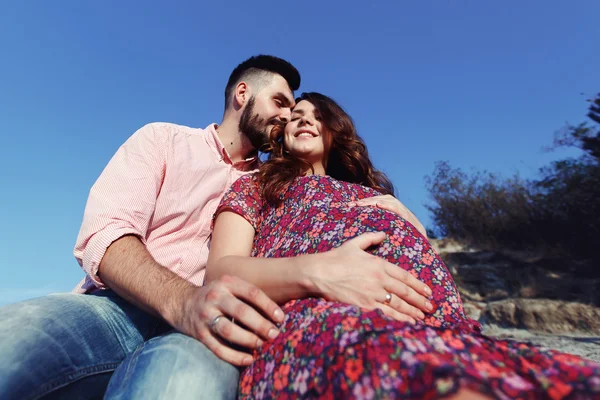 Homem bonito e mulher bonita grávida — Fotografia de Stock