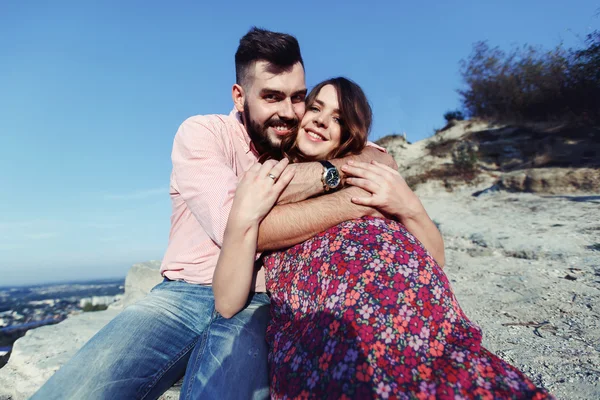 Homem bonito e mulher bonita grávida — Fotografia de Stock