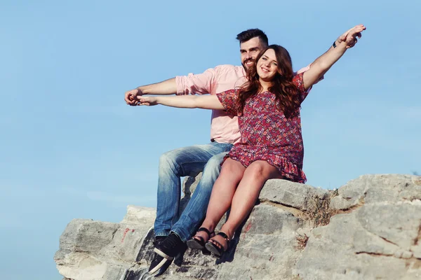 Felice coppia libera che si tiene per mano — Foto Stock