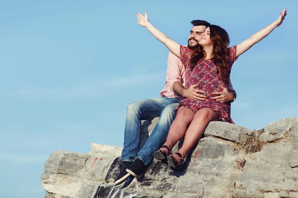 Feliz livre casal abraço — Fotografia de Stock