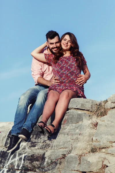 Feliz livre casal abraço — Fotografia de Stock