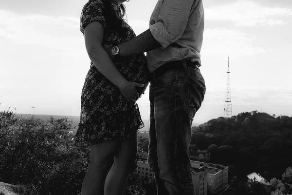 Bonito homem e mulher grávida posando — Fotografia de Stock