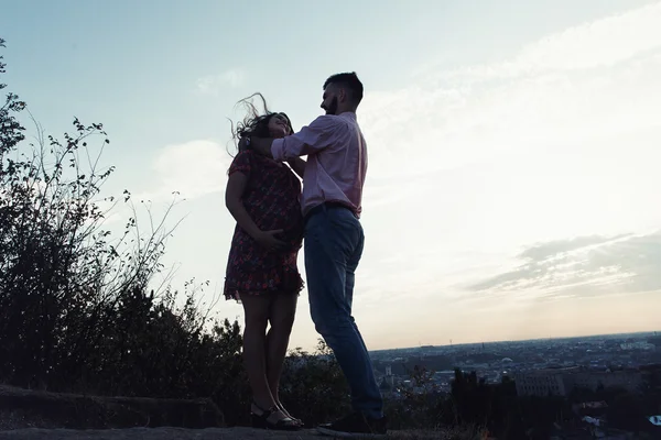 Bonito homem e mulher grávida jogando — Fotografia de Stock