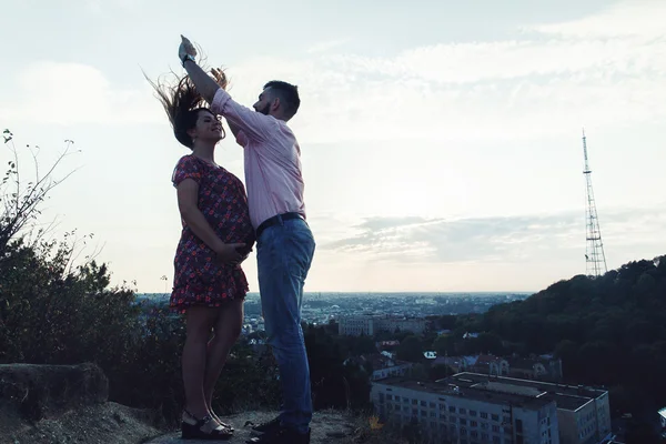 Bello uomo e donna incinta giocare — Foto Stock