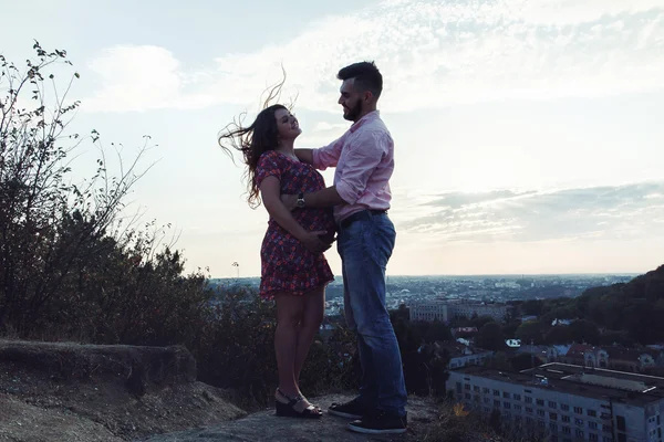 잘생긴 남자와 임신 여자 포즈 — 스톡 사진