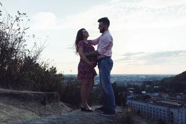 Schöner Mann und schwangere Frau posiert — Stockfoto