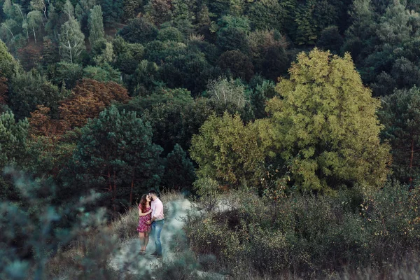 Marido y mujer embarazada besándose en el bosque —  Fotos de Stock