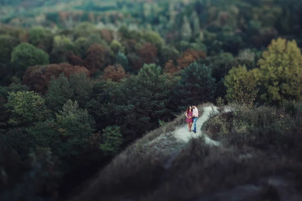 Férj és terhes feleség átölelve erdő — Stock Fotó