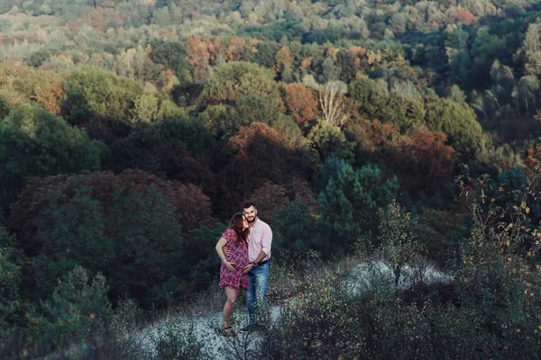 丈夫和怀孕的妻子在森林中拥抱 — 图库照片