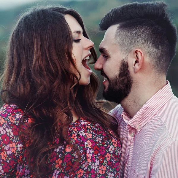 Schöner Mann und schöne schwangere Frau — Stockfoto