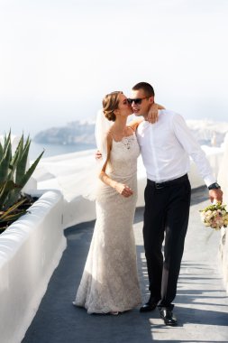 Gelin ve damat üst katta yürüyüş