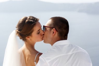 Mutlu evli çift terasta öpüşme