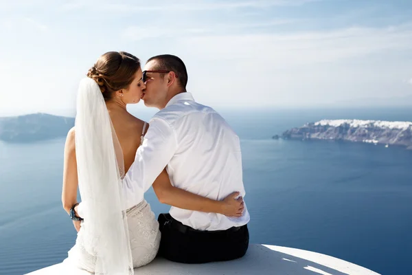 Casal feliz beijando no terraço — Fotografia de Stock