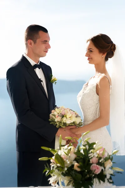 Nygift man och hustru kramas — Stockfoto