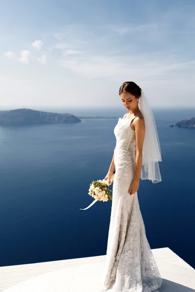 浪漫美丽的新娘穿白色连衣裙 — 图库照片