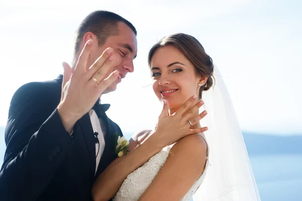 Gelukkig echtpaar zoenen op terras — Stockfoto