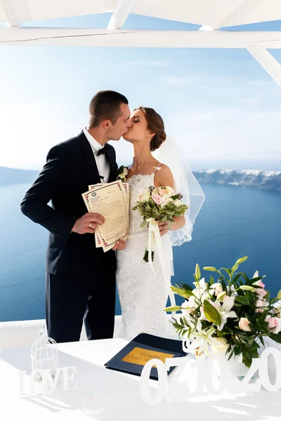 Noivo e noiva com certificados de casamento — Fotografia de Stock